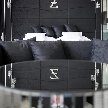 Z Boutique Smart Hotel, Szemelyzet Nelkuel לינה וארוחת בוקר 4*